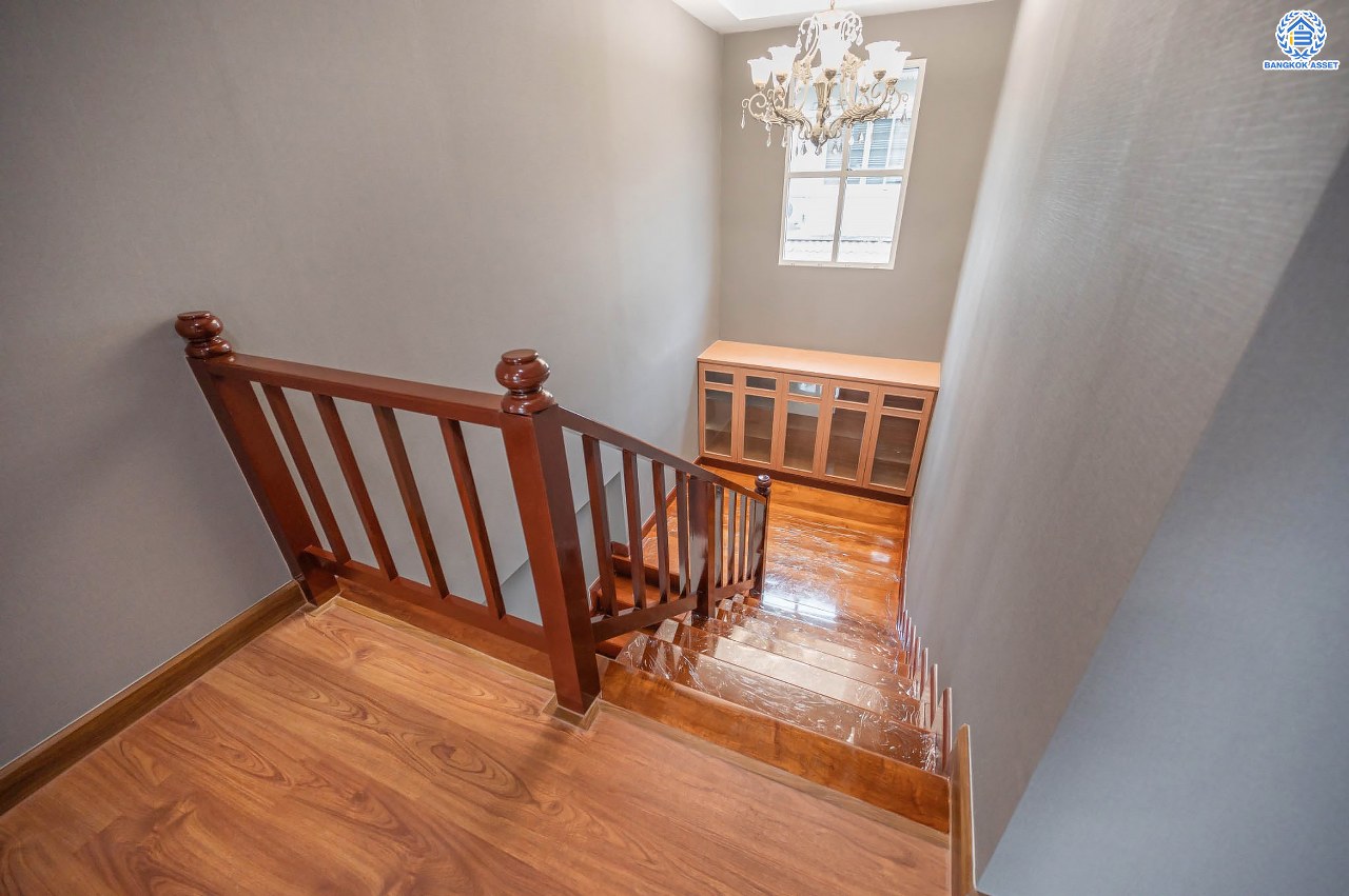 บ้านเดี่ยวมือสอง โครงการ เดอะวอเตอร์เฮ้าส์ กาญจนาฯ-บางบอน รองรับทุกความสุข เนื้อที่ 117.1 ตร.ว. ฟังก์ชัน 5 ห้องนอน 4 ห้องน้ำ 1 ห้องอเนกประสงค์ 1 ห้องแม่บ้าน จอดรถได้ 1 คัน บนทำเลใกล้รถไฟฟ้าสายสีน้ำเงิน "สถานีหลัก2" และจุดขึ้นทางด่วน "พระราม2" และ The Mall บางแค